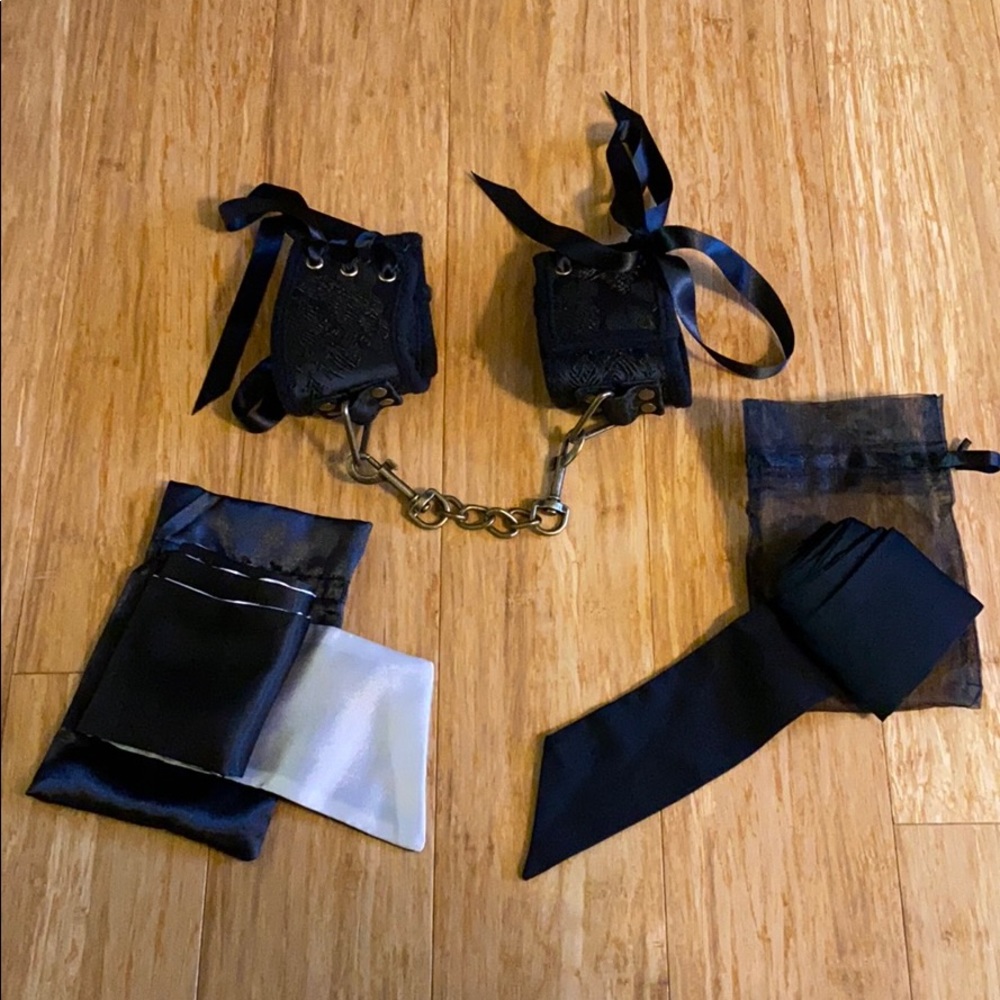 Fabric handcuffs + blindfold + tie